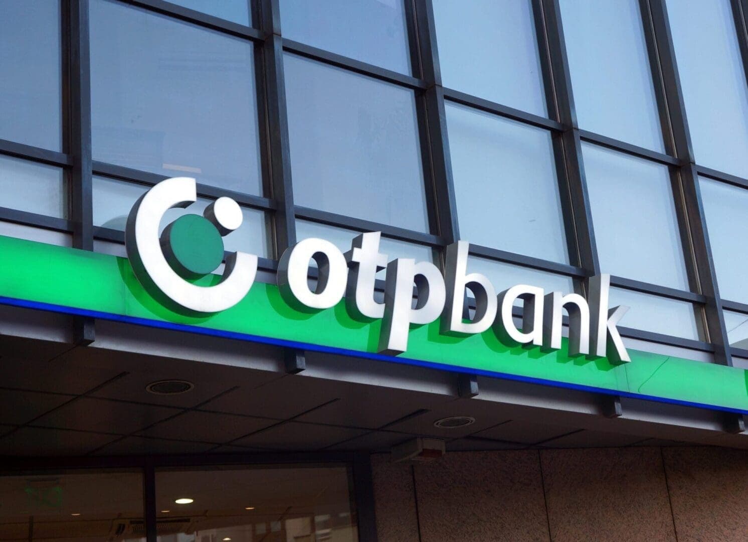 Történelmi mérföldkő az OTP-nél – A magyar bank a világ 400 legnagyobb cége között