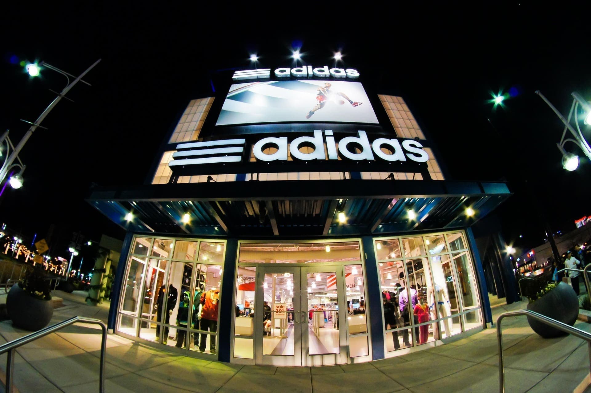 Erős évet zárt az Adidas – Rekordbevétel és növekvő profit
