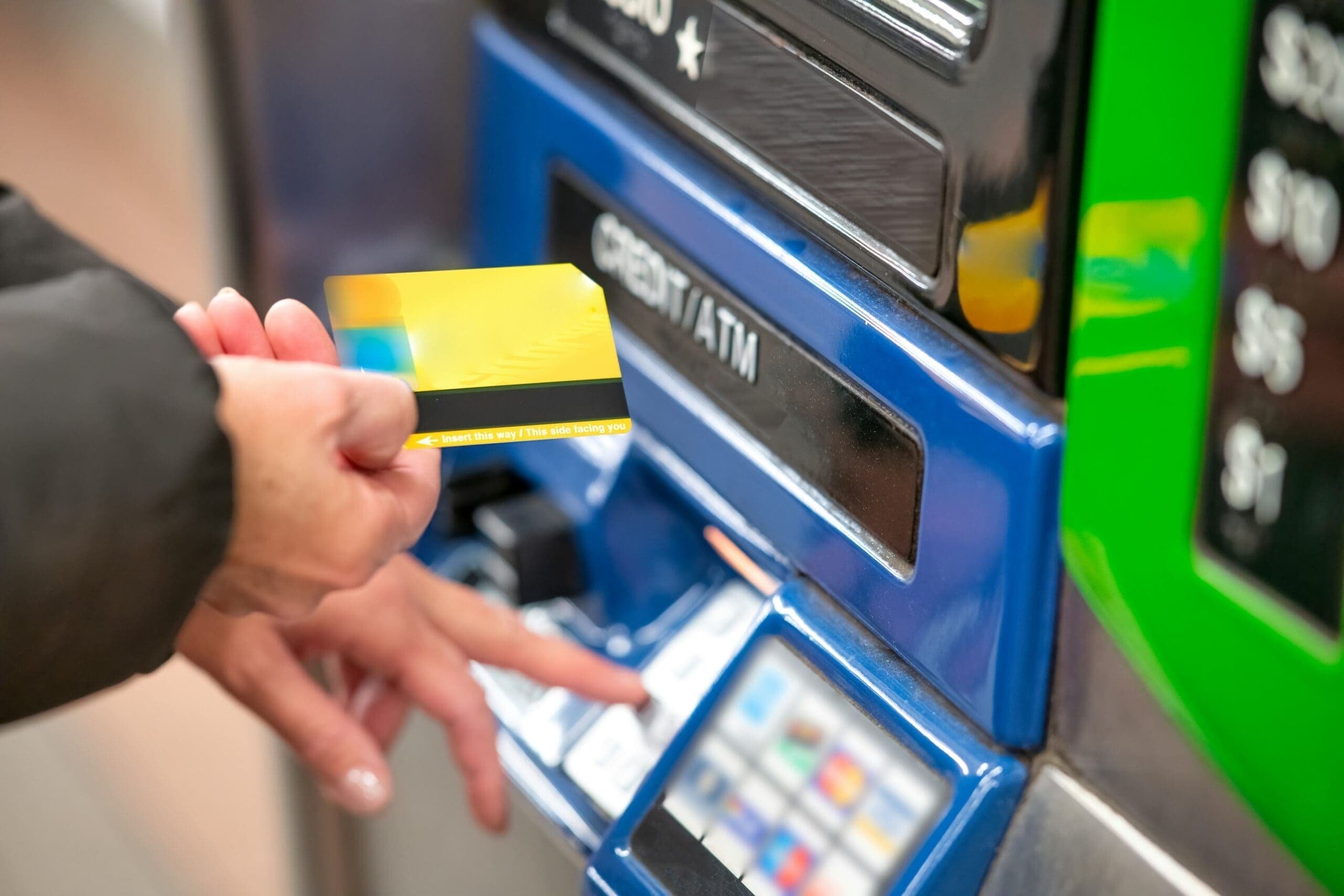 Kihirdették – Ezek a bankok viszik az ATM-eket a kisebb falvakba. A Revolut kimaradt