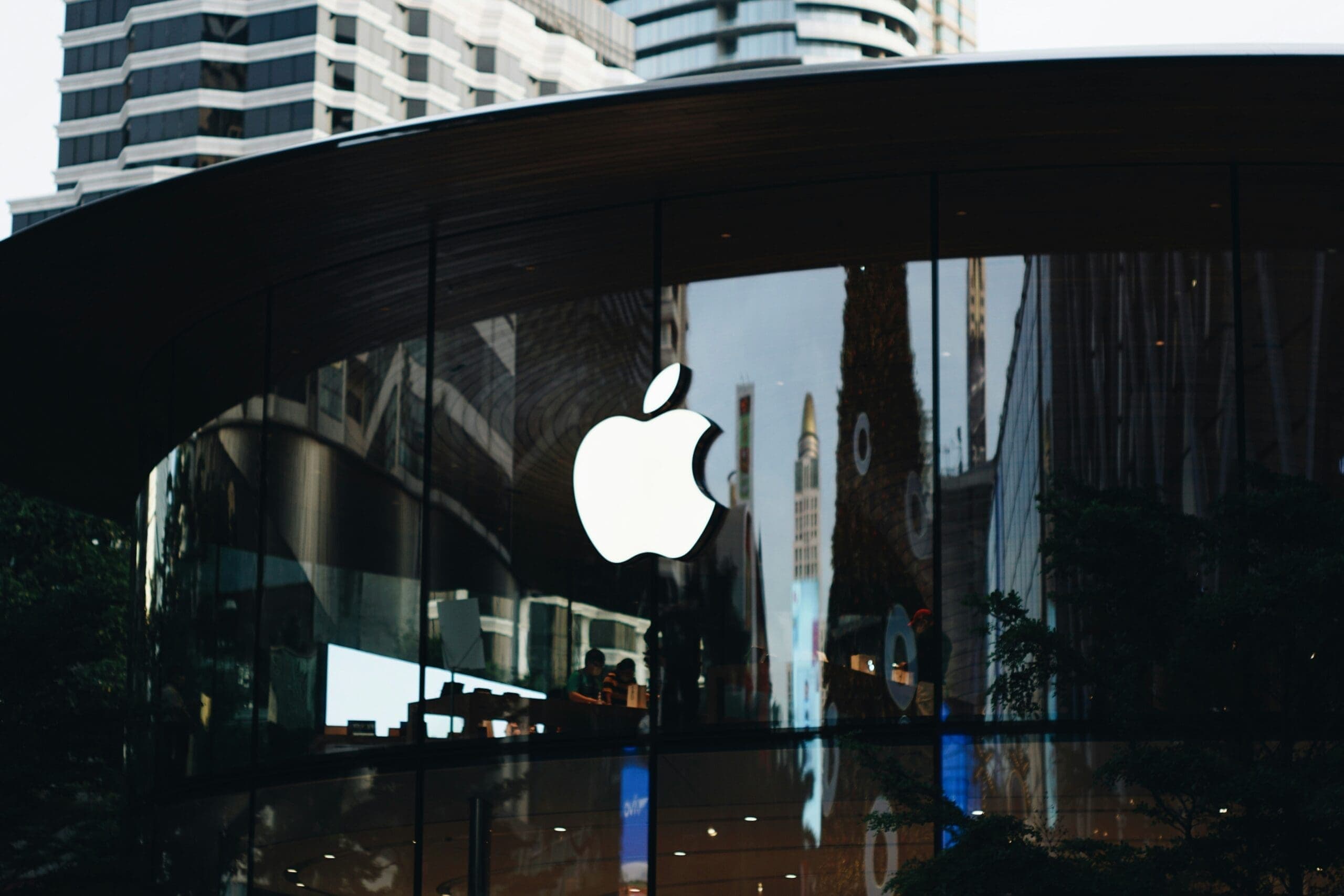 AI-botrány miatt perlik az Apple-t – több százmilliárdos veszteségre hivatkoznak a részvényesek