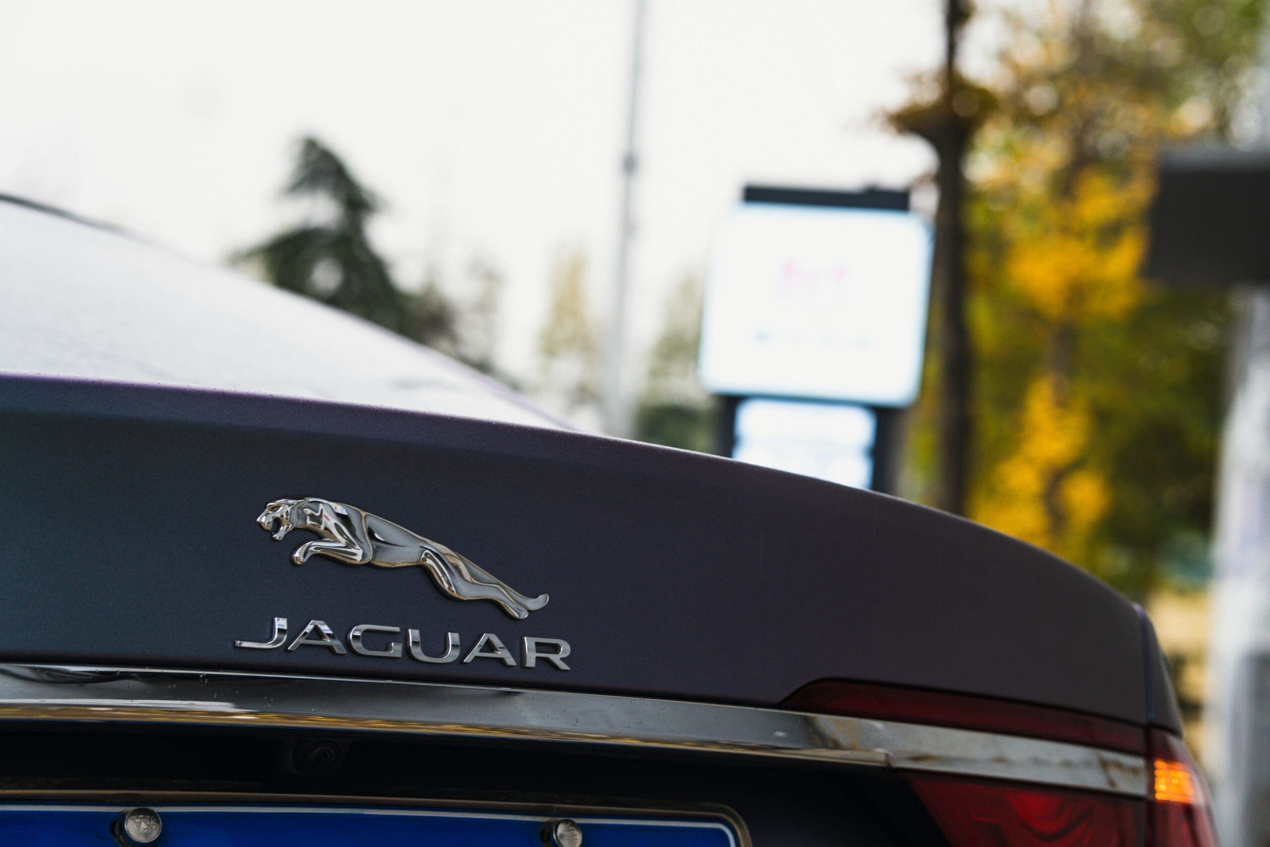 A Tata Motors csökkenti a Jaguar Land Rover árréstervét kibertámadás és kínai gondok miatt