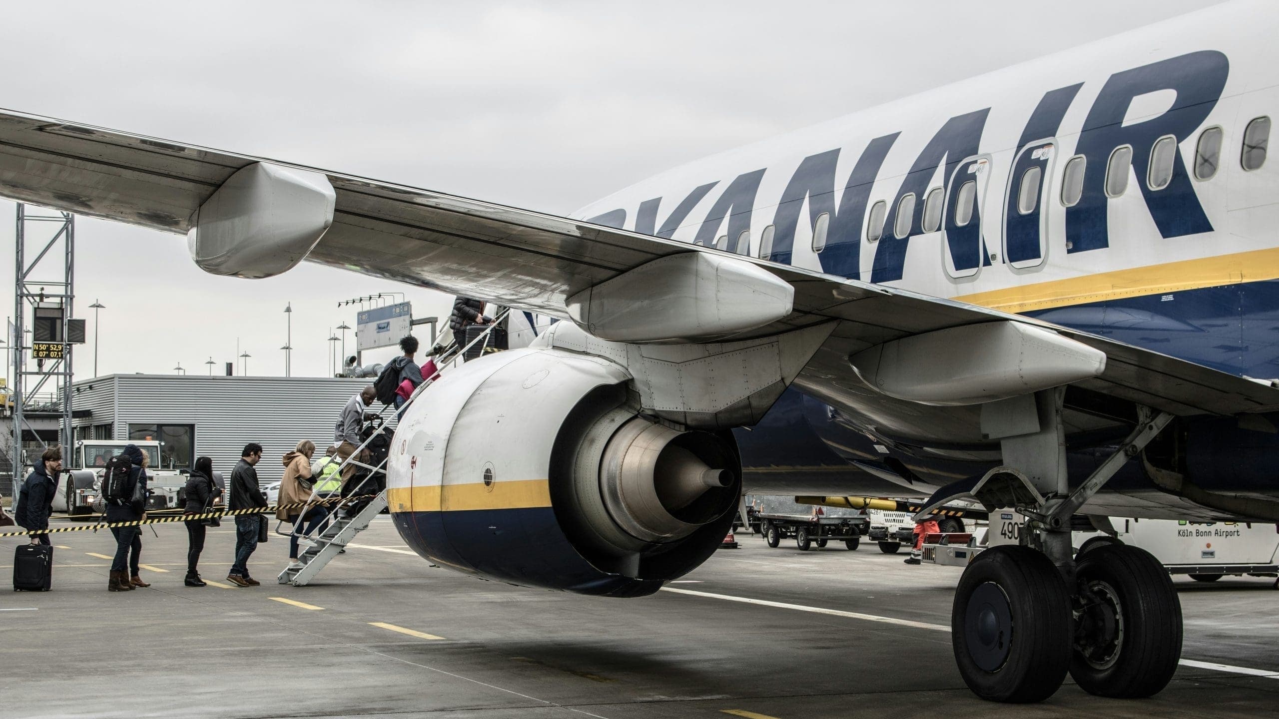 Itt a Ryanair újabb pénzlehúzása? – Bónusszal jutalmazzák a túlsúlyos csomagok lebuktatóit