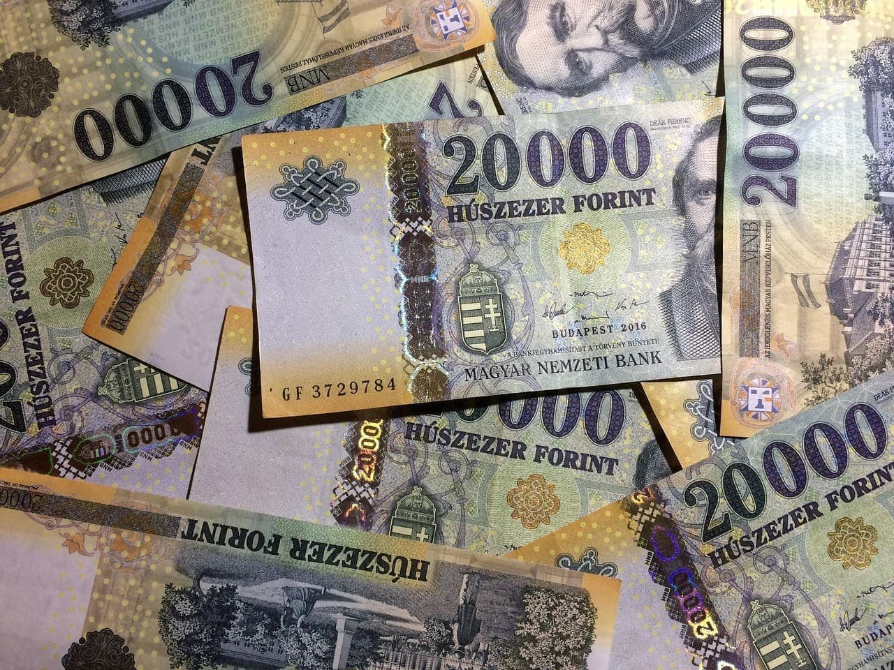 Devizapiac Június 10. – A forint nem engedi el az eurót és a dollárt, a svájci frankot lejjebb szúrta
