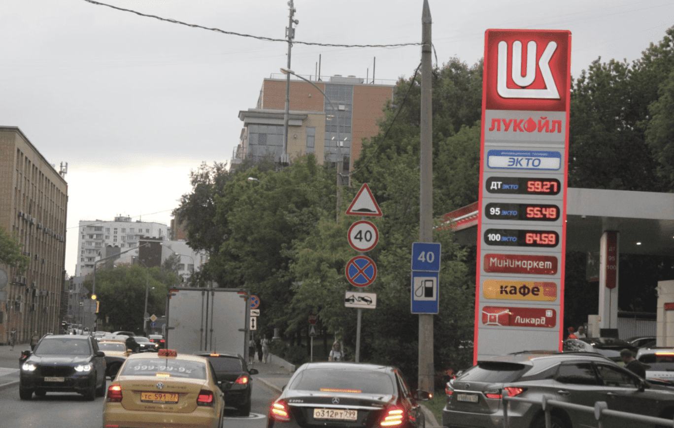 Kritikus a helyzet az orosz benzinkutakon – Már csak jegyre adják az üzemanyagot, súlyos a válság Oroszországban