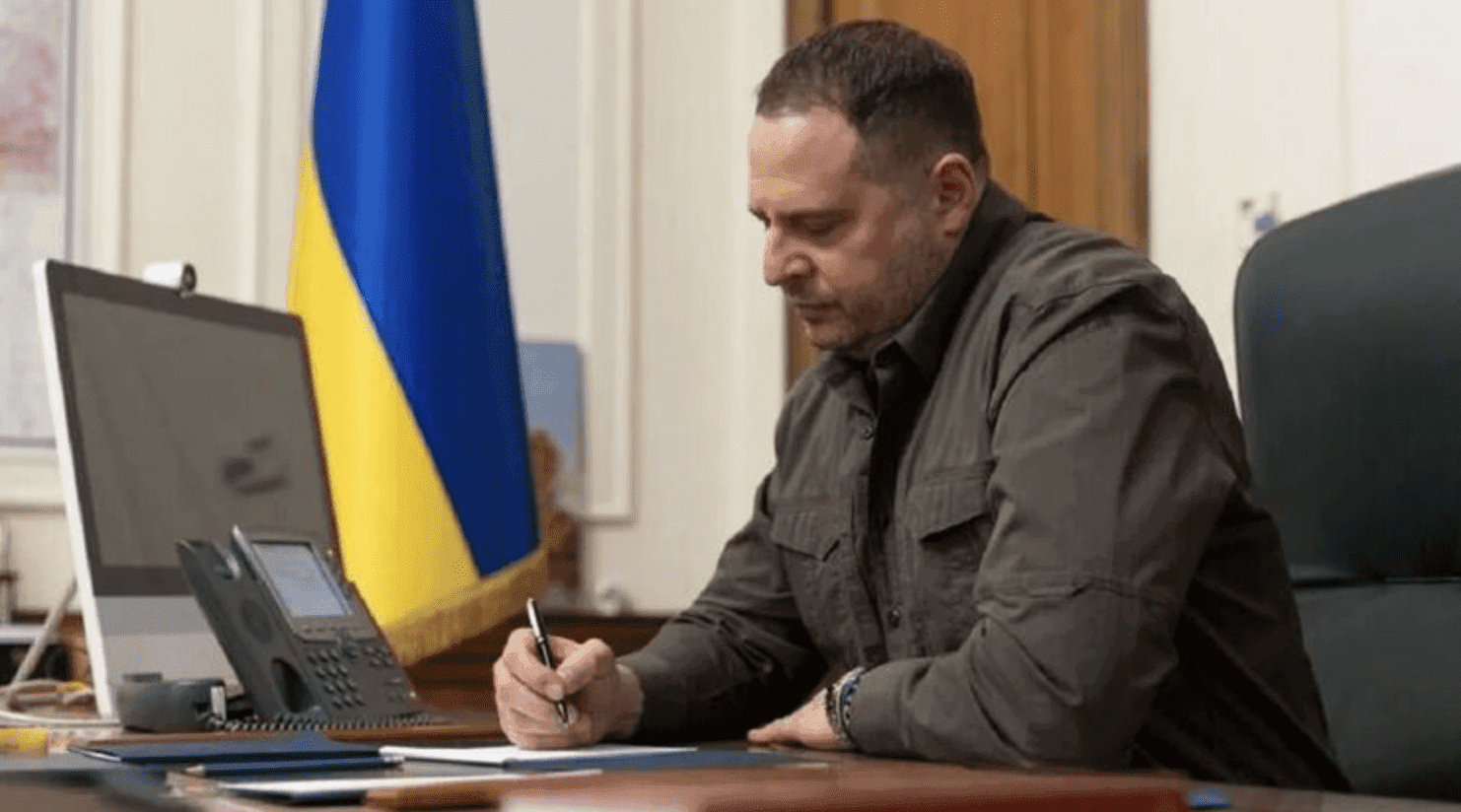 Újabb részletek derültek ki a százmillió dolláros ukrán korrupciós botrányról – Zelenszkij kabinetfőnöke is érintett?