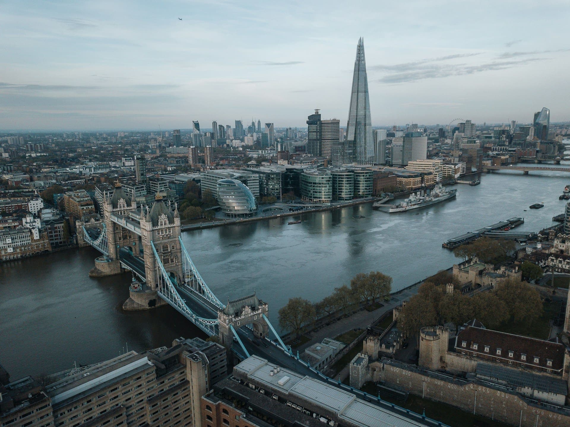 Fordulat előtt a brit kamatpolitika? – A Bank of England szoros döntést hozott