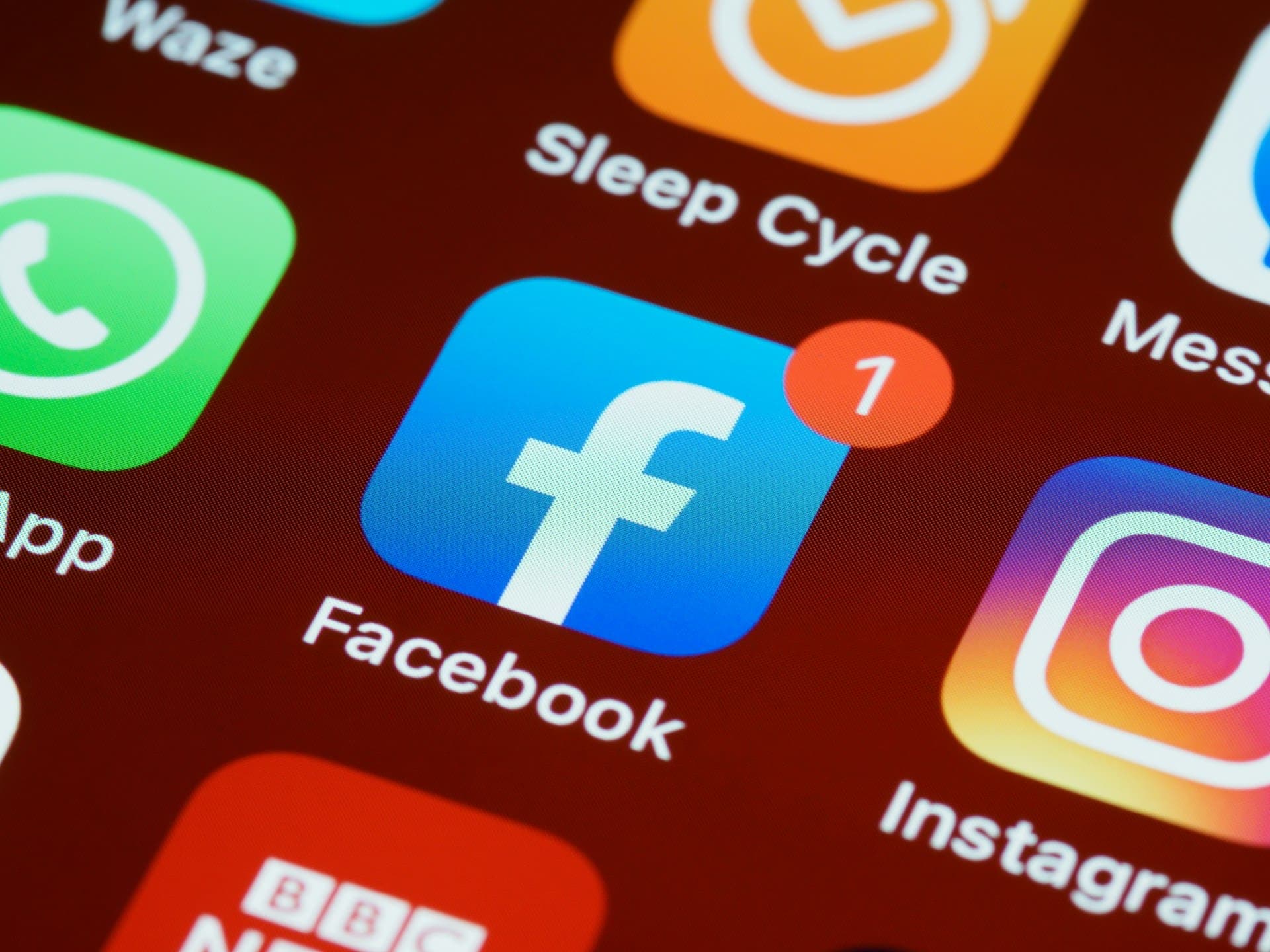 Az Európai Bizottság vizsgálatot indított – A Meta miért korlátozza a mesterséges intelligenciát a WhatsAppon?