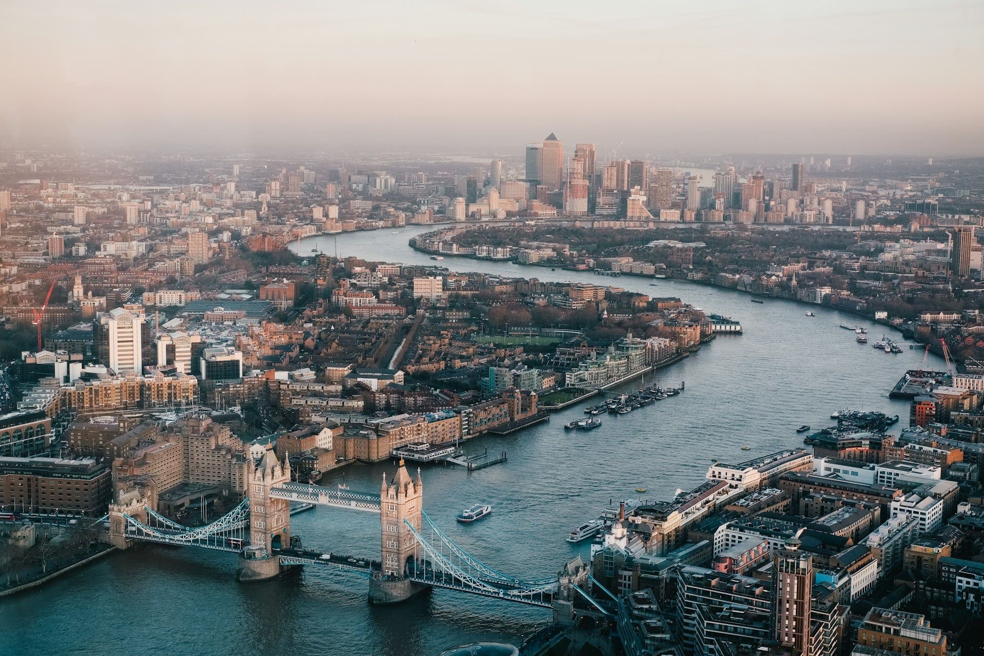 Meglepően erős adat érkezett Nagy-Britanniából – Nőtt a brit gazdaság teljesítménye